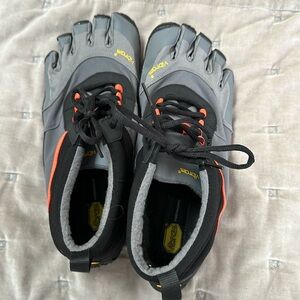 V Trek Insulated Vibram shoes in gray/ Black/Orange accents